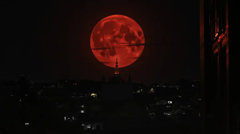 La pleine lune rouge du 3 mars 2026, appelée « Lune de Sang », promet un profond nettoyage intérieur (notamment pour ces 4 signes)